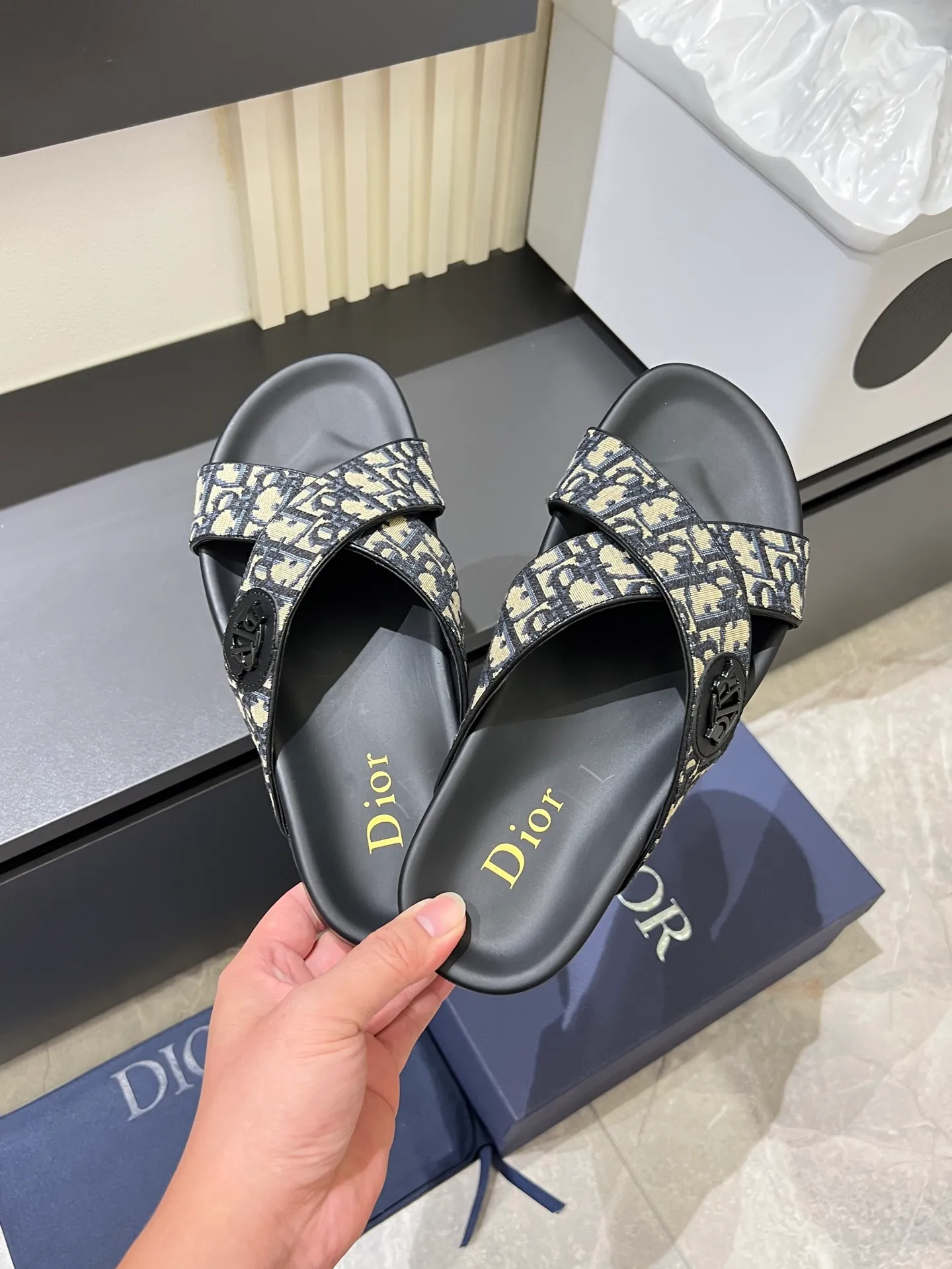 Men's men's shoes 💰p300 Size 38-45 Dior Dior's latest H-Town series Oblique thick sole slippers sandals Original purchase development and production This Dior H-Town sandals pay tribute to the classic logo of sports style and highlight Dior's high-end spirit. Crafted from black rubber with a beige and black Oblique printed upper, it's accentuated with tonal calfskin details. The rubber sole incorporates a variety of elements and is embellished with the Dior logo for a refined, futuristic look. Can be worn with shorts or jeans. Comes with exquisite packaging at the counter 🛍📦 ▪️ Fabric: Original customized imported Oblique embroidery ▪️ Lining: Imported soft sheepskin ▪️ Sole: Original molded ultra-light foam material ▪️ Bottom thickness: 4CM